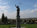 Figura Chrystusa Zmartwychwstałego przy kaplicy cmentarnej